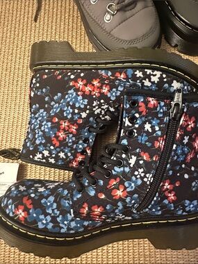 💜#64 Dr. Martens Kids Indigo Kelly Floral Lace-Up Boots